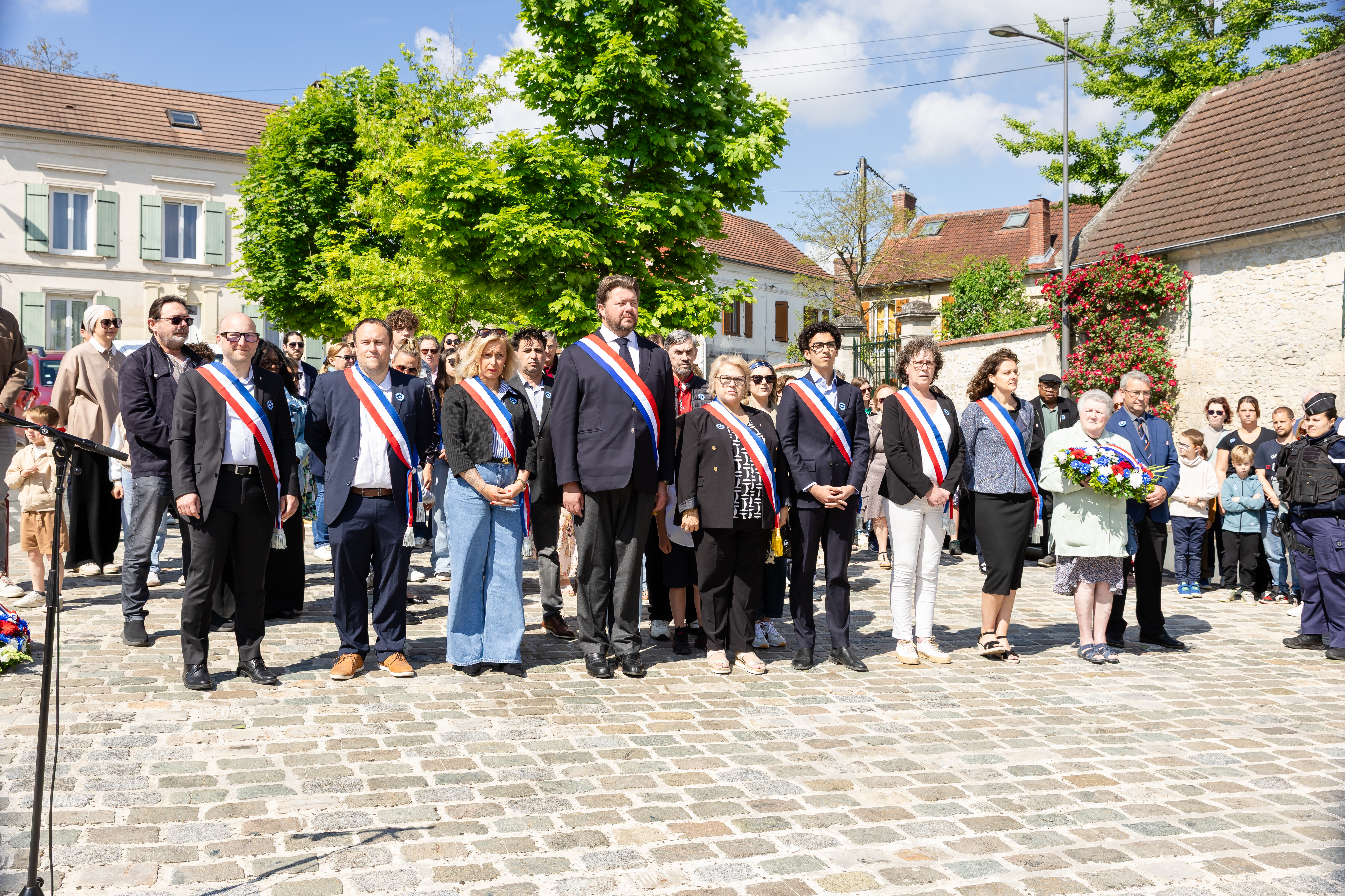 Photo groupe monument aux morts le 8 mai 2026